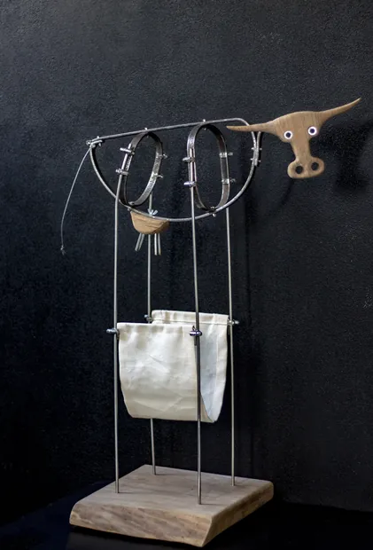 Mucca Allegra, a holder for anything
